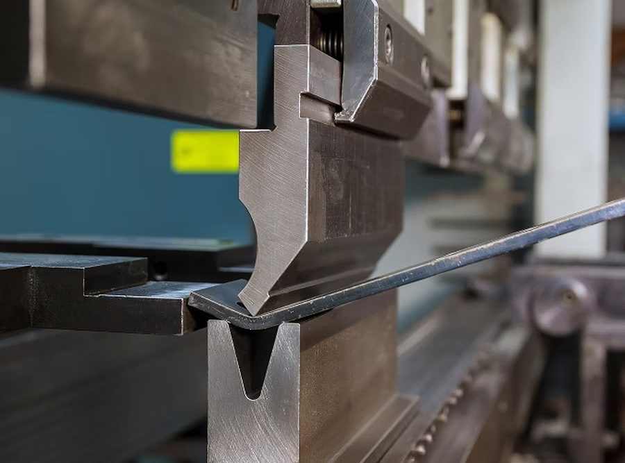 Piegatrice CNC durante la piega di un profilo
